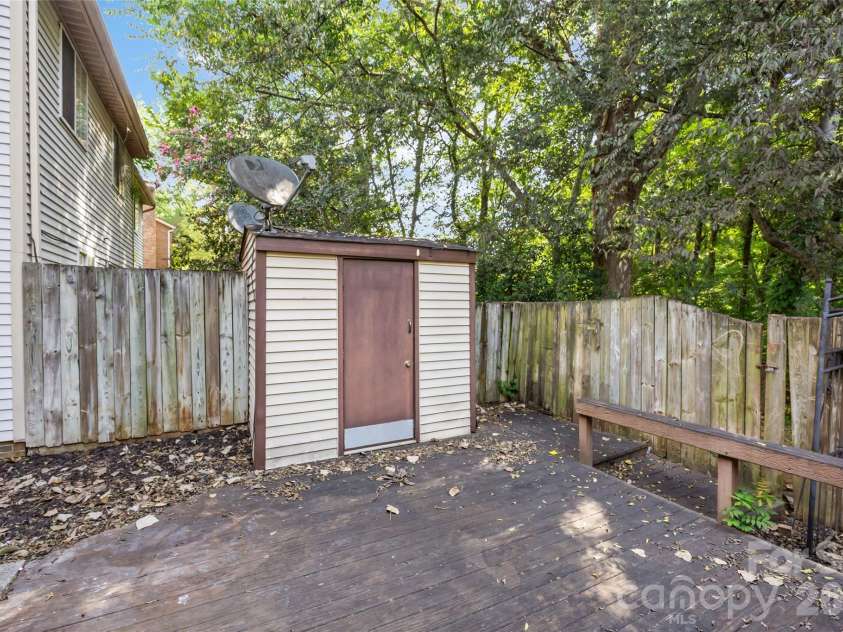 8254 Knights Bridge Road, Charlotte, NC 28210.  MLS# CAR4411000, YatesRealty ID 44574. 