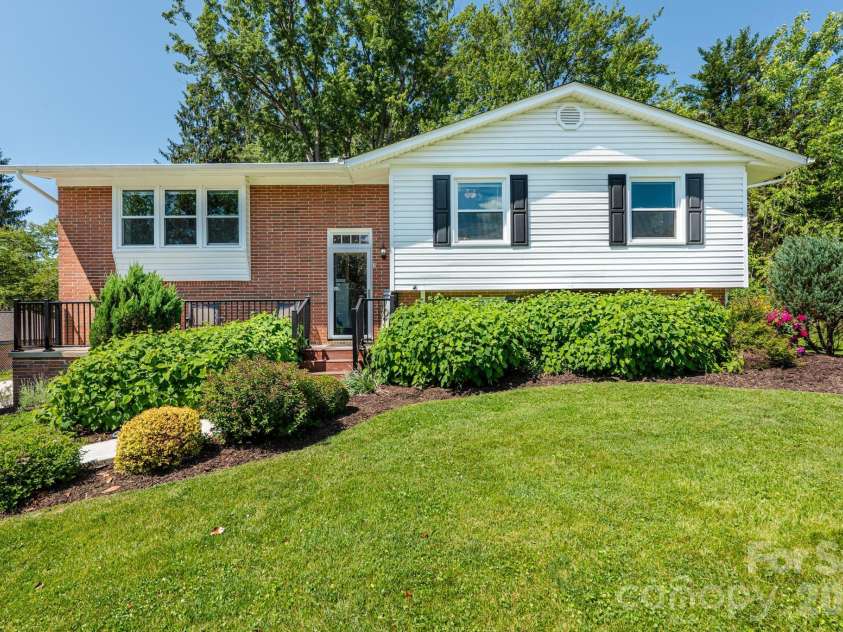 11 Summit Drive, Arden, NC 28704.  MLS# CAR4414933, YatesRealty ID 44577. 