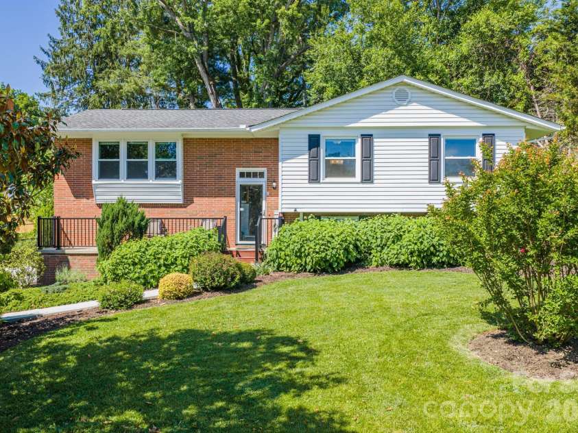 11 Summit Drive, Arden, NC 28704.  MLS# CAR4414933, YatesRealty ID 44577. 