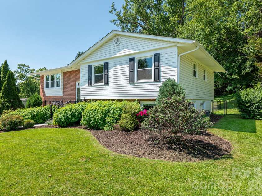11 Summit Drive, Arden, NC 28704.  MLS# CAR4414933, YatesRealty ID 44577. 
