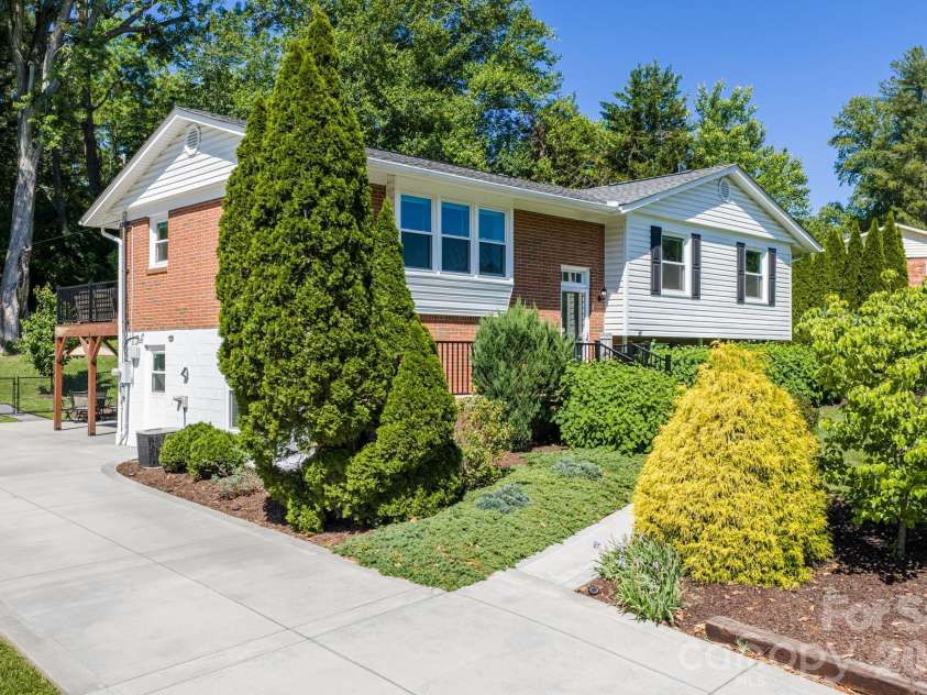11 Summit Drive, Arden, NC 28704.  MLS# CAR4414933, YatesRealty ID 44577. 
