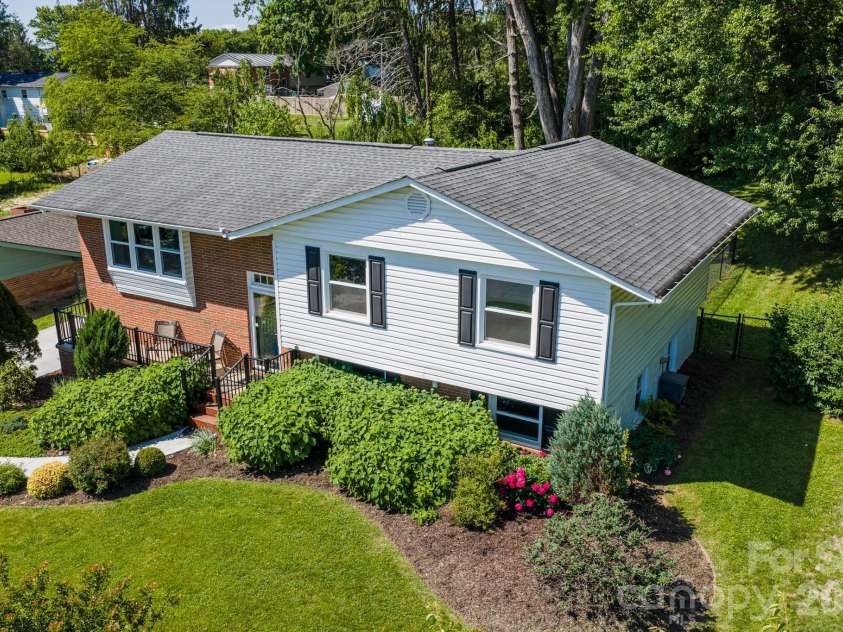 11 Summit Drive, Arden, NC 28704.  MLS# CAR4414933, YatesRealty ID 44577. 