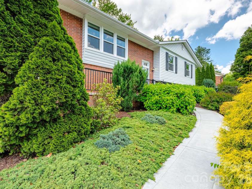 11 Summit Drive, Arden, NC 28704.  MLS# CAR4414933, YatesRealty ID 44577. 