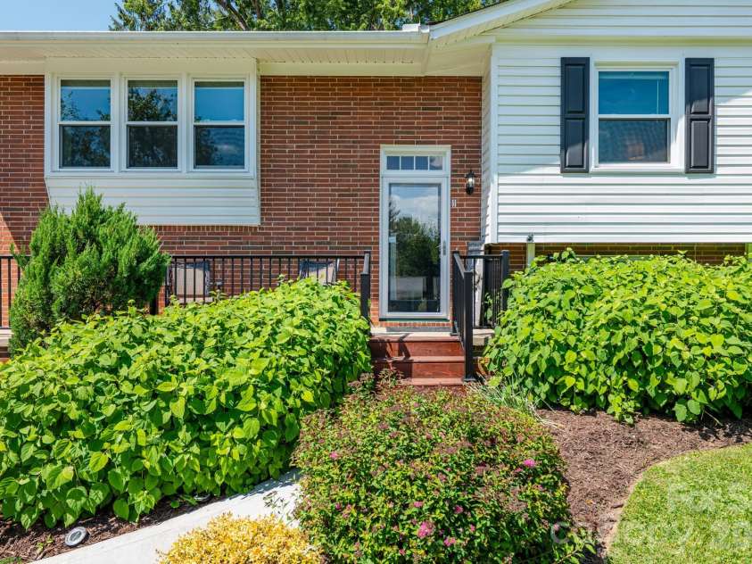 11 Summit Drive, Arden, NC 28704.  MLS# CAR4414933, YatesRealty ID 44577. 
