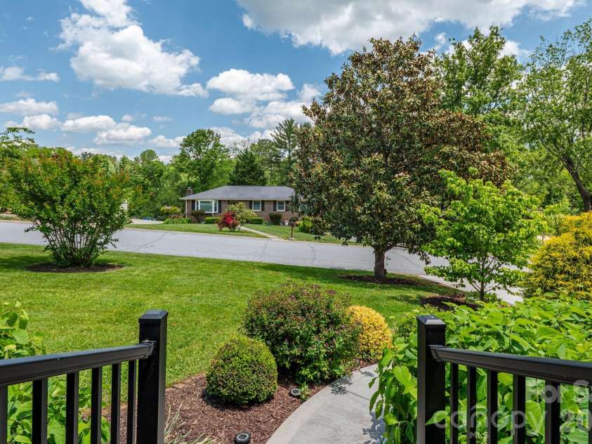 11 Summit Drive, Arden, NC 28704.  MLS# CAR4414933, YatesRealty ID 44577. 