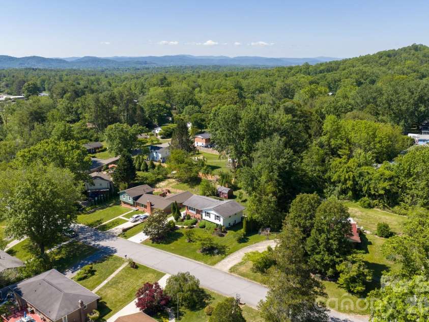 11 Summit Drive, Arden, NC 28704.  MLS# CAR4414933, YatesRealty ID 44577. 