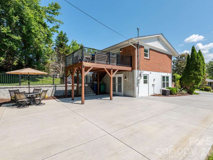 11 Summit Drive, Arden, NC 28704.  MLS# CAR4414933, YatesRealty ID 44577. 