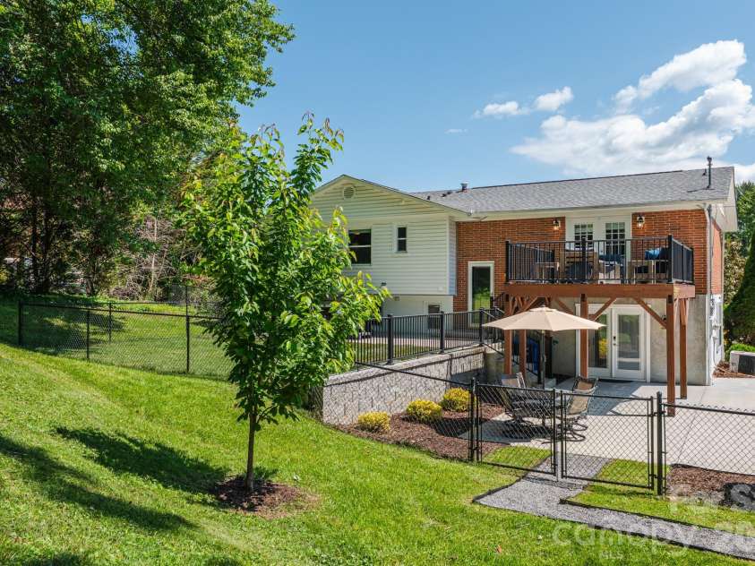11 Summit Drive, Arden, NC 28704.  MLS# CAR4414933, YatesRealty ID 44577. 