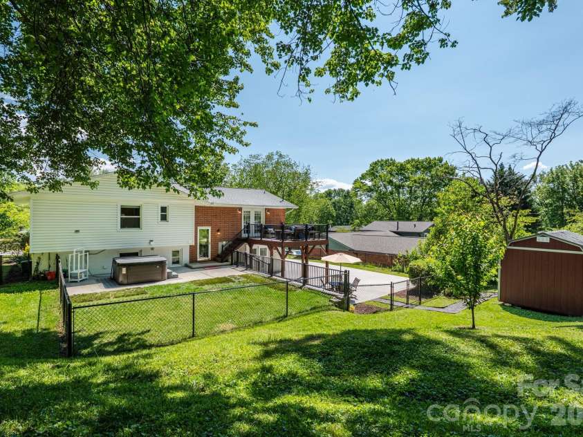 11 Summit Drive, Arden, NC 28704.  MLS# CAR4414933, YatesRealty ID 44577. 