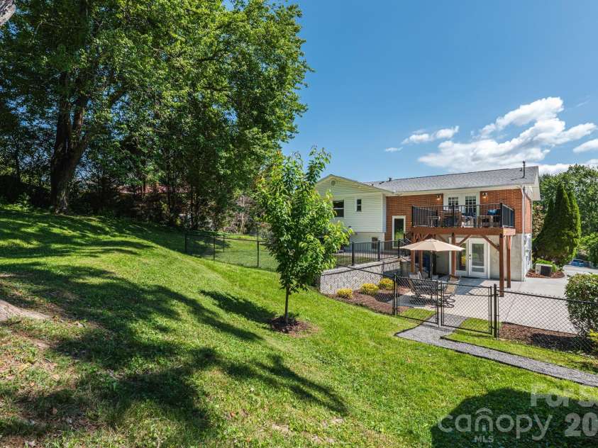11 Summit Drive, Arden, NC 28704.  MLS# CAR4414933, YatesRealty ID 44577. 