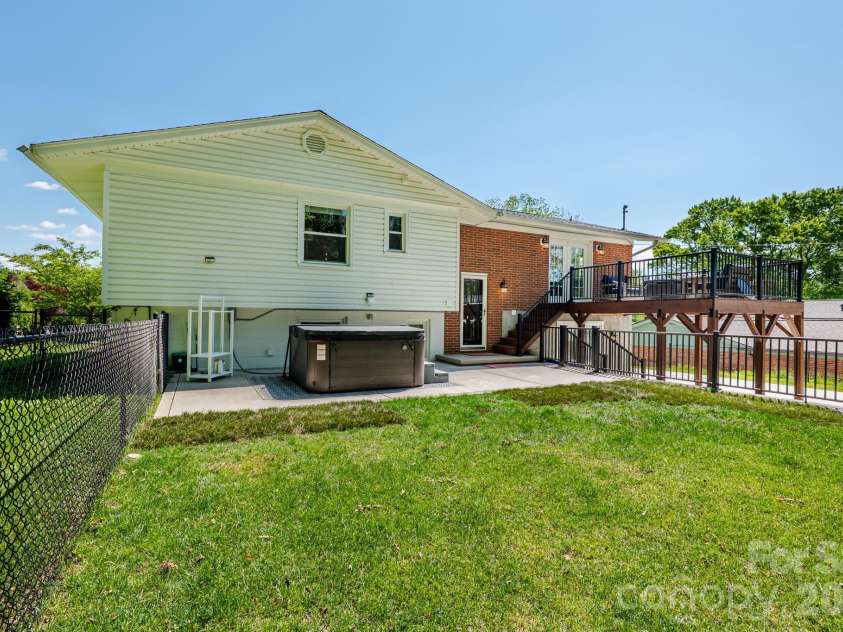 11 Summit Drive, Arden, NC 28704.  MLS# CAR4414933, YatesRealty ID 44577. 