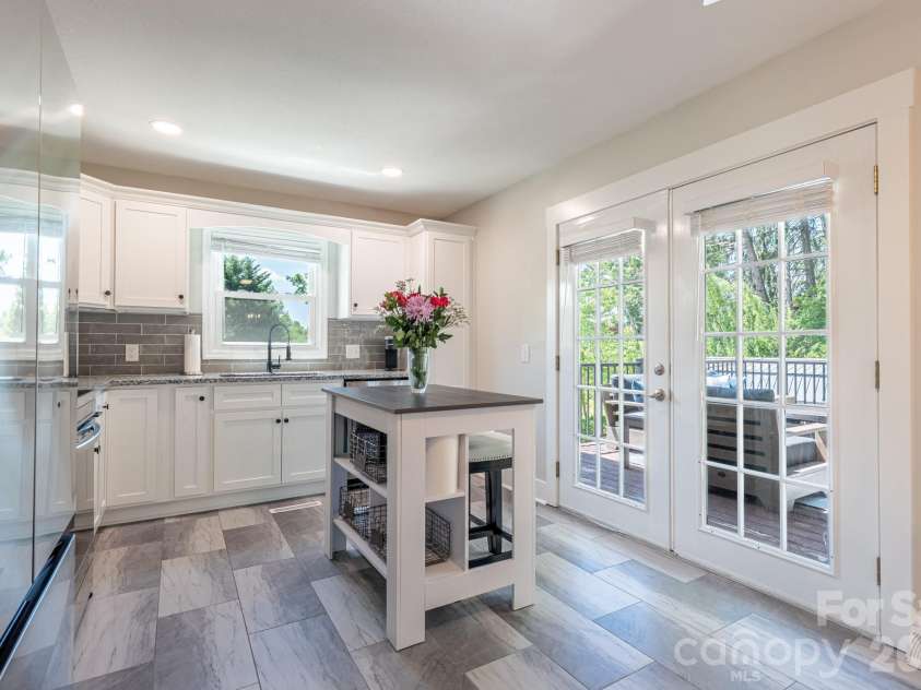 11 Summit Drive, Arden, NC 28704.  MLS# CAR4414933, YatesRealty ID 44577. 