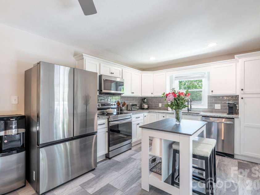 11 Summit Drive, Arden, NC 28704.  MLS# CAR4414933, YatesRealty ID 44577. 