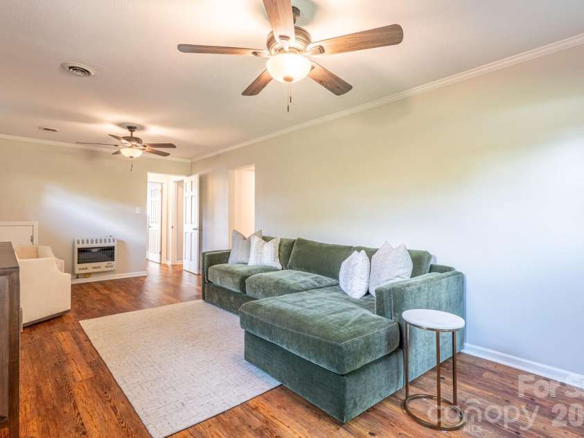 11 Summit Drive, Arden, NC 28704.  MLS# CAR4414933, YatesRealty ID 44577. 