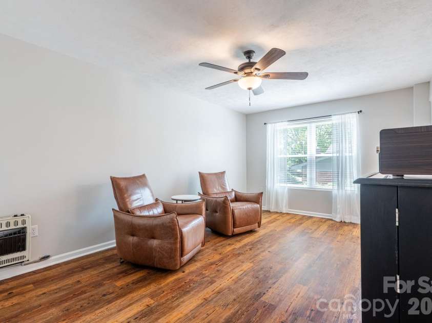 11 Summit Drive, Arden, NC 28704.  MLS# CAR4414933, YatesRealty ID 44577. 
