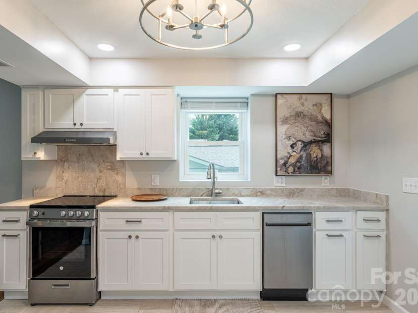 11 Summit Drive, Arden, NC 28704.  MLS# CAR4414933, YatesRealty ID 44577. 