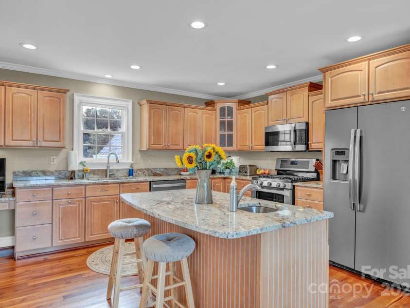 400 Ratledge Road, Mocksville, NC 27028.  MLS# CAR4269651, YatesRealty ID 44577. Granite countertops, island w/prep sink