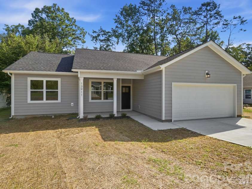 13911 Stillwood Place, Matthews, NC 28105.  MLS# CAR4414381, YatesRealty ID 44578. 