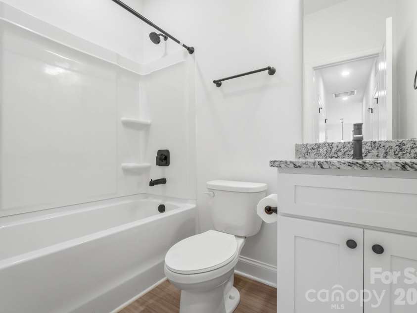13911 Stillwood Place, Matthews, NC 28105.  MLS# CAR4414381, YatesRealty ID 44578. Hall Bath