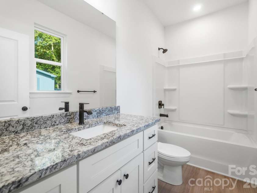 13911 Stillwood Place, Matthews, NC 28105.  MLS# CAR4414381, YatesRealty ID 44578. Prim Bath