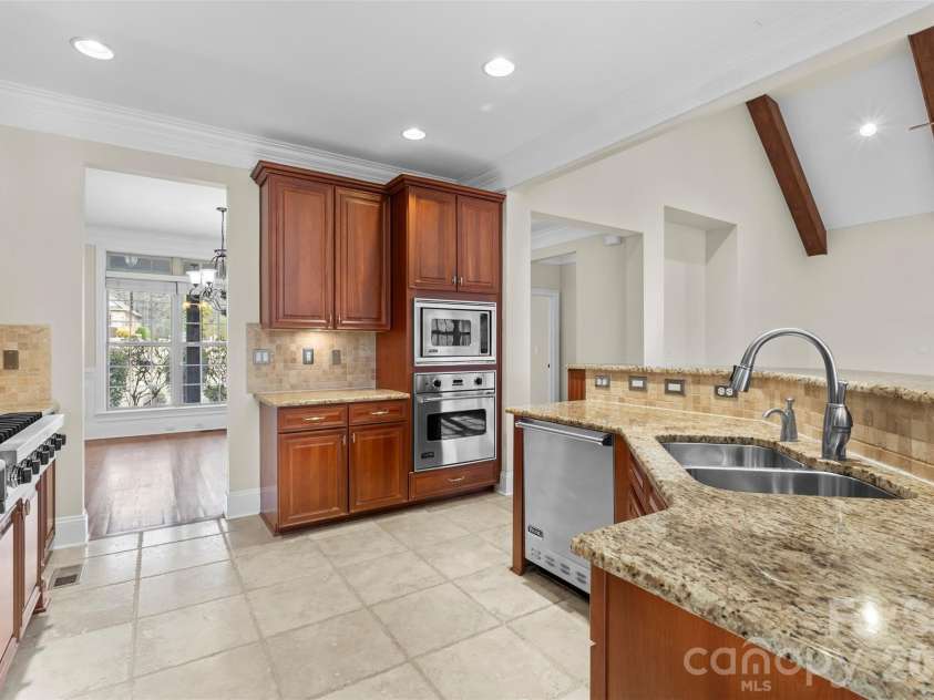 5164 Mill Race Lane, Lancaster, SC 29720.  MLS# CAR4342322, YatesRealty ID 4458. Kitchen with Viking Appliances
