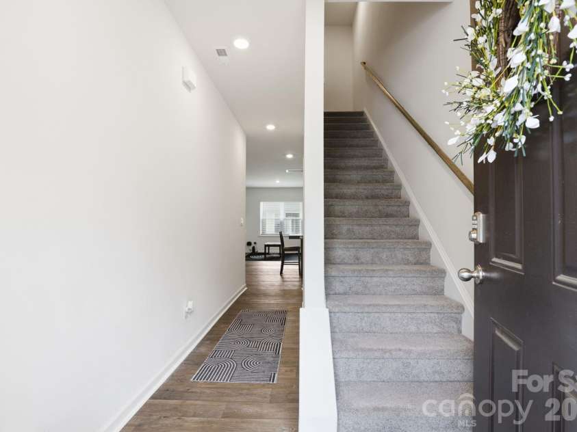 7109 Mills Road, Charlotte, NC 28216.  MLS# CAR4414685, YatesRealty ID 44583. Entry/Foyer