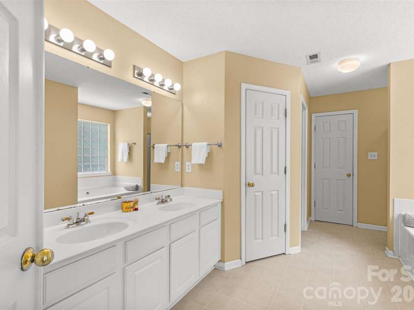 3042 Wyntree Court, Matthews, NC 28104.  MLS# CAR4414692, YatesRealty ID 44584. 