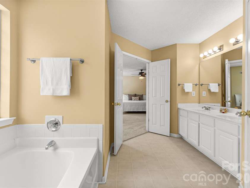 3042 Wyntree Court, Matthews, NC 28104.  MLS# CAR4414692, YatesRealty ID 44584. 