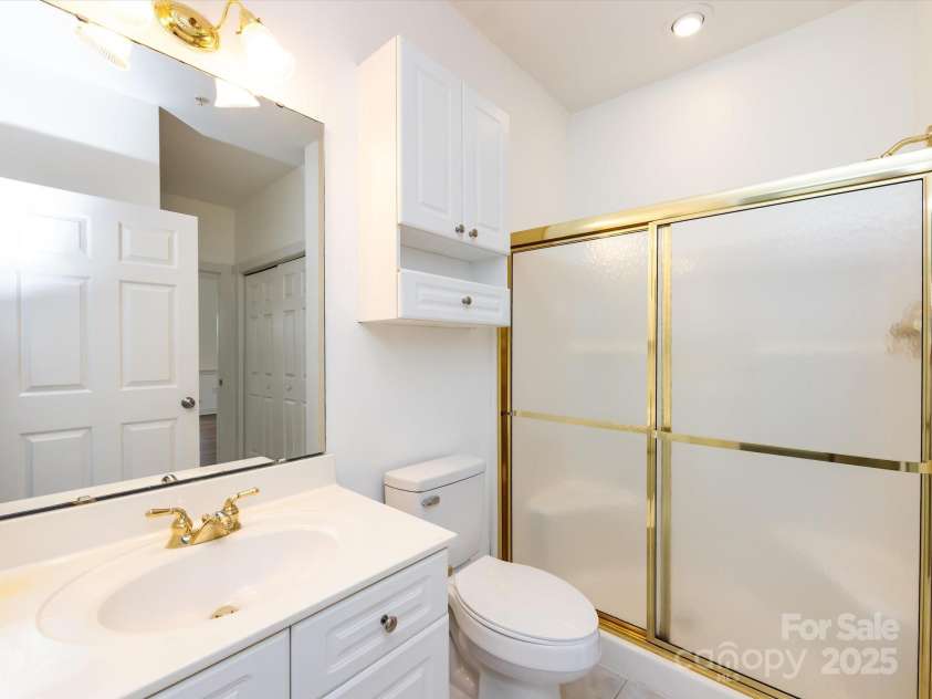 9287 Meadow Vista Road, Charlotte, NC 28213.  MLS# CAR4242150, YatesRealty ID 4459. Bathroom