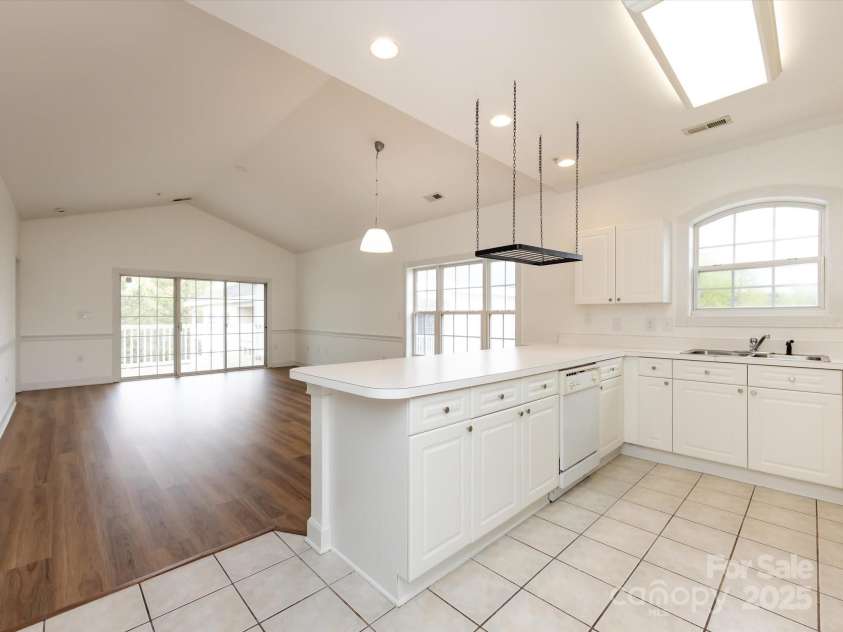 9287 Meadow Vista Road, Charlotte, NC 28213.  MLS# CAR4242150, YatesRealty ID 4459. Kitchen