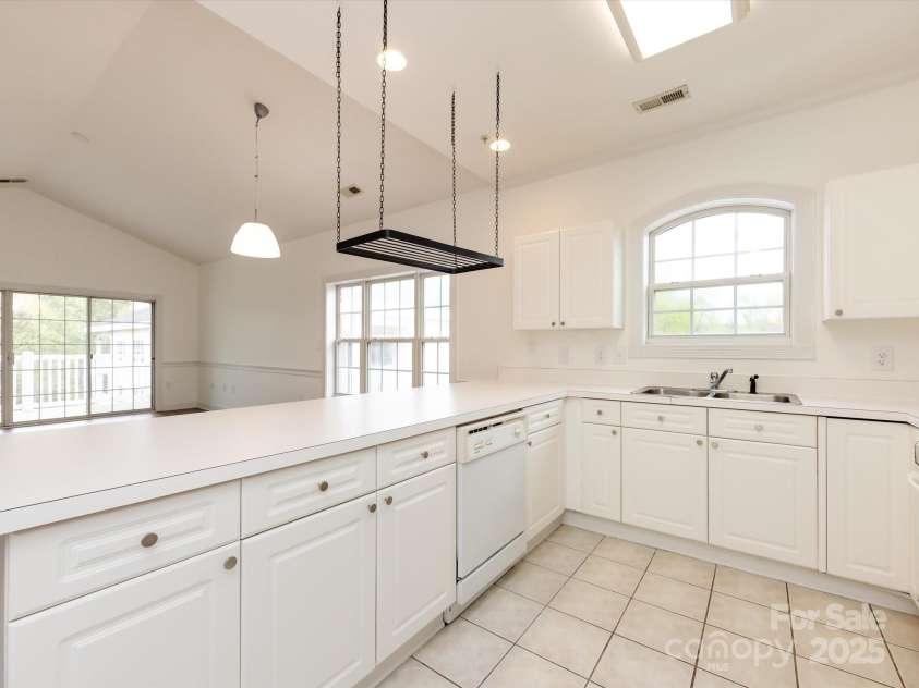 9287 Meadow Vista Road, Charlotte, NC 28213.  MLS# CAR4242150, YatesRealty ID 4459. Kitchen