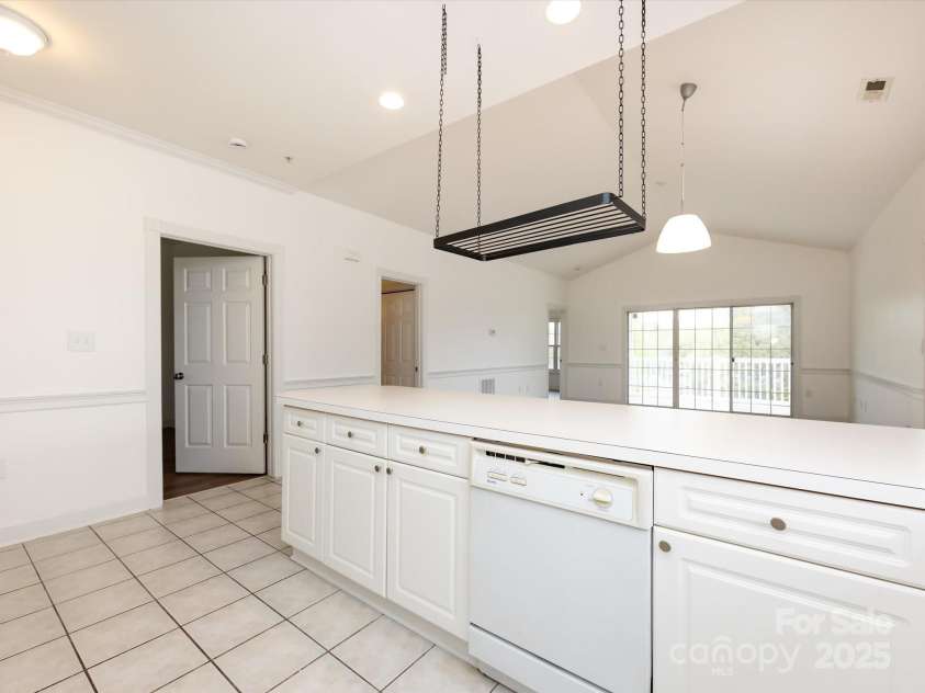 9287 Meadow Vista Road, Charlotte, NC 28213.  MLS# CAR4242150, YatesRealty ID 4459. Kitchen