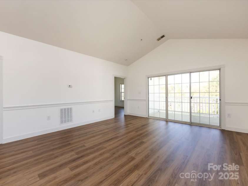 9287 Meadow Vista Road, Charlotte, NC 28213.  MLS# CAR4242150, YatesRealty ID 4459. Living Room