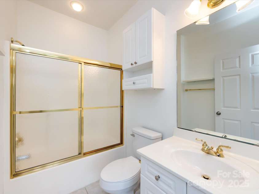 9287 Meadow Vista Road, Charlotte, NC 28213.  MLS# CAR4242150, YatesRealty ID 4459. Primary Bathroom
