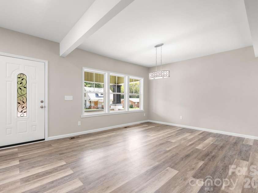 242 8th Avenue Drive, Hickory, NC 28602.  MLS# CAR4413707, YatesRealty ID 44590. 