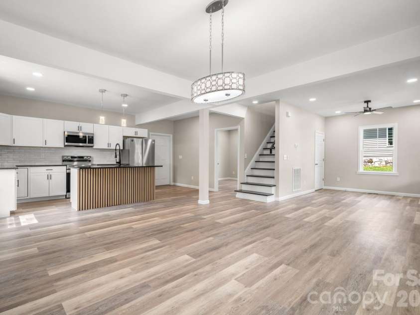 242 8th Avenue Drive, Hickory, NC 28602.  MLS# CAR4413707, YatesRealty ID 44590. 