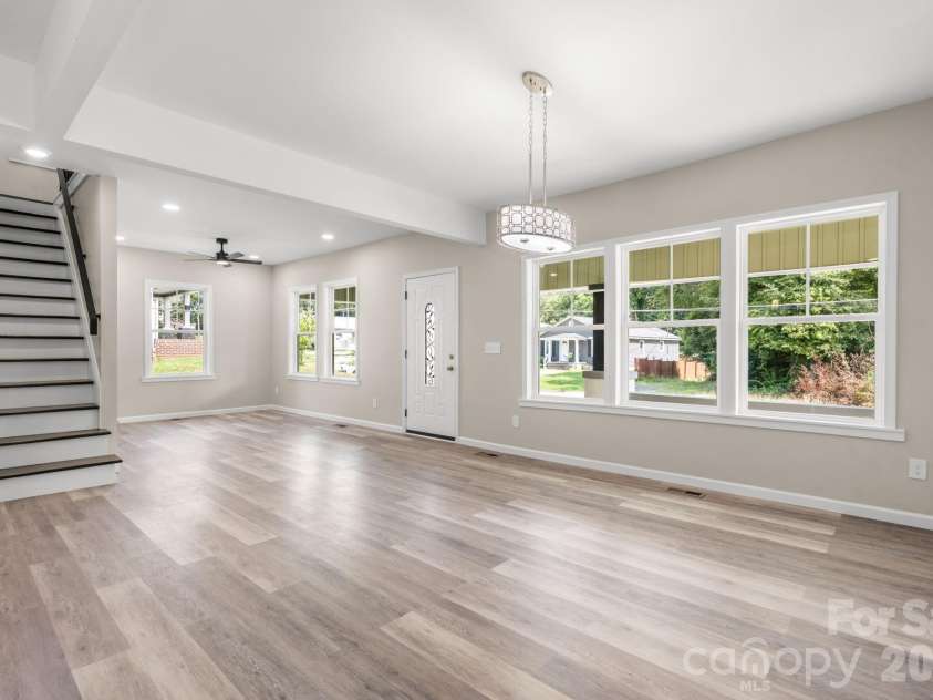 242 8th Avenue Drive, Hickory, NC 28602.  MLS# CAR4413707, YatesRealty ID 44590. 