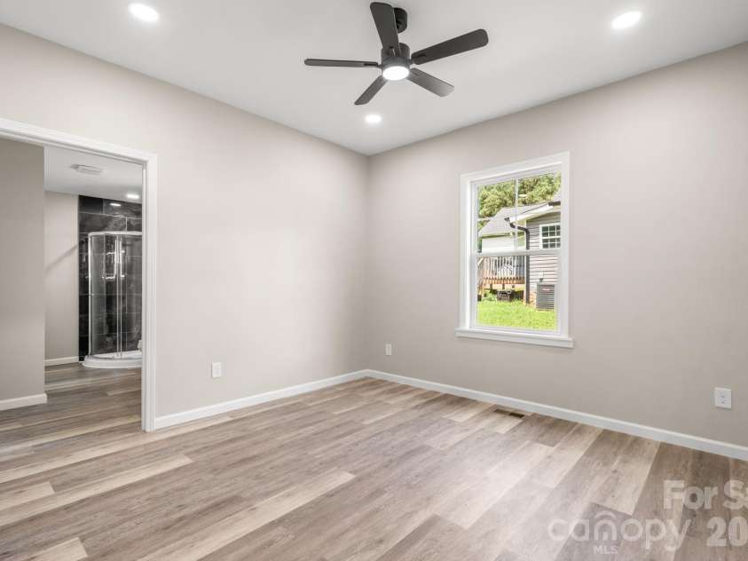 242 8th Avenue Drive, Hickory, NC 28602.  MLS# CAR4413707, YatesRealty ID 44590. 