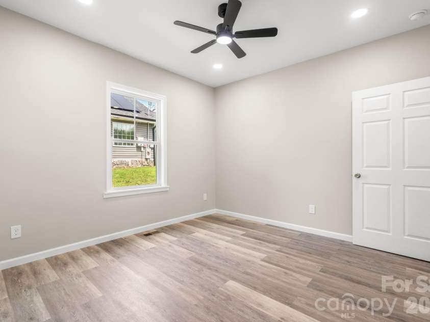 242 8th Avenue Drive, Hickory, NC 28602.  MLS# CAR4413707, YatesRealty ID 44590. 