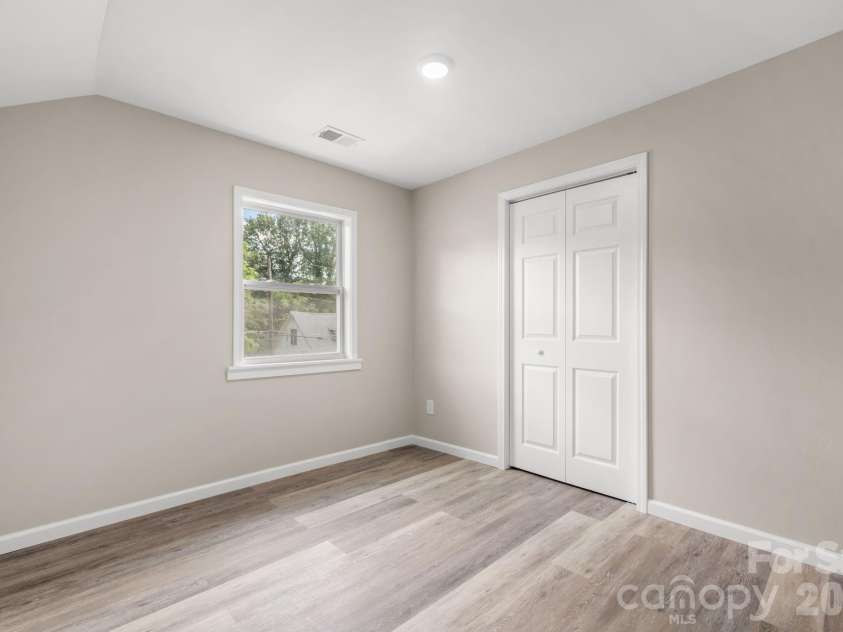 242 8th Avenue Drive, Hickory, NC 28602.  MLS# CAR4413707, YatesRealty ID 44590. 