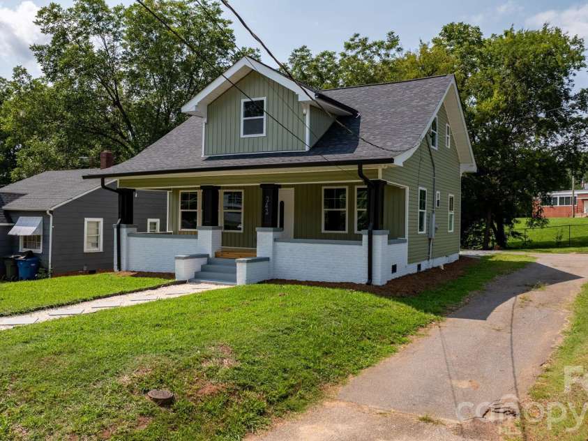 242 8th Avenue Drive, Hickory, NC 28602.  MLS# CAR4413707, YatesRealty ID 44590. 