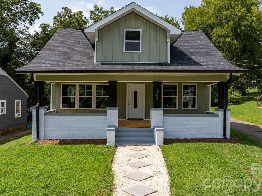 242 8th Avenue Drive, Hickory, NC 28602.  MLS# CAR4413707, YatesRealty ID 44590. 