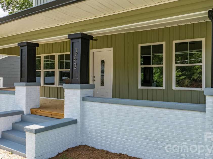 242 8th Avenue Drive, Hickory, NC 28602.  MLS# CAR4413707, YatesRealty ID 44590. 