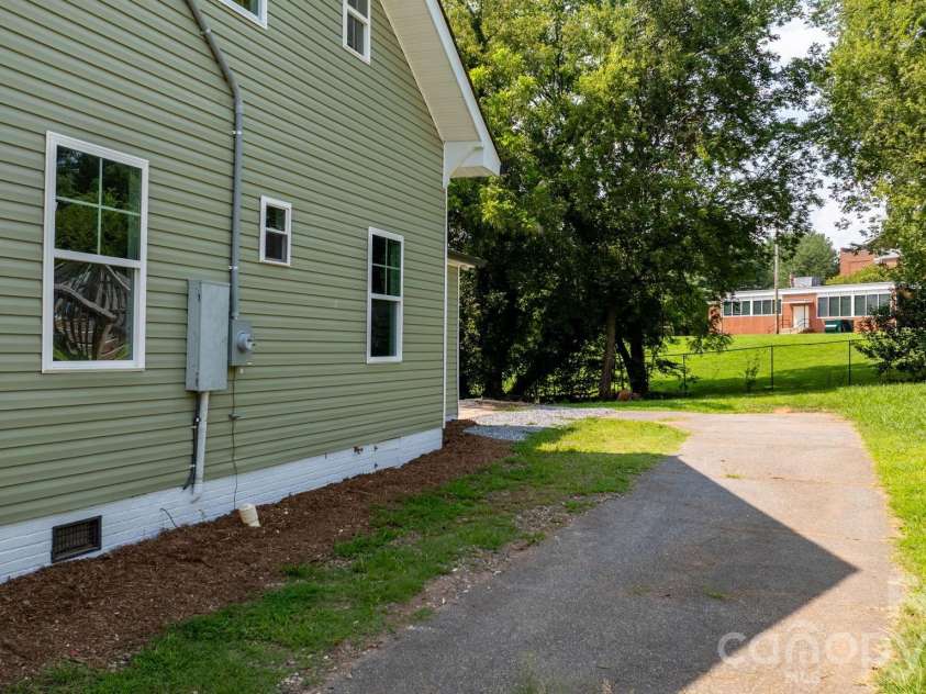 242 8th Avenue Drive, Hickory, NC 28602.  MLS# CAR4413707, YatesRealty ID 44590. 