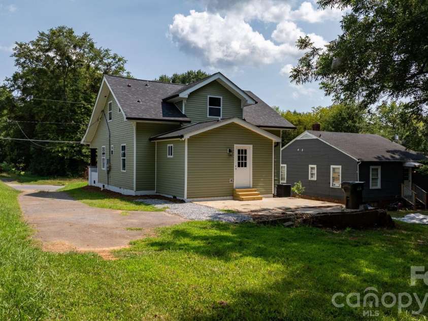 242 8th Avenue Drive, Hickory, NC 28602.  MLS# CAR4413707, YatesRealty ID 44590. 