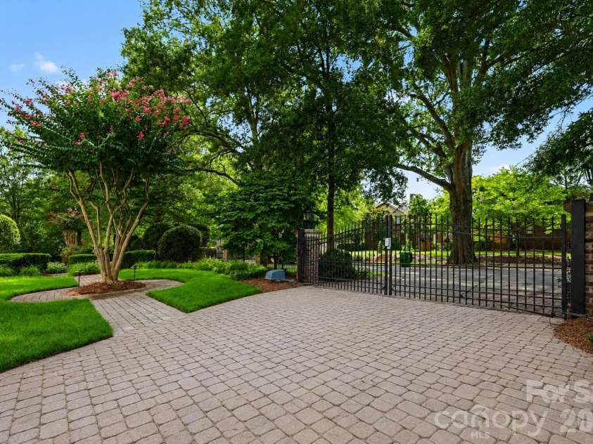 2343 Roswell Avenue, Charlotte, NC 28207.  MLS# CAR4413509, YatesRealty ID 44591. 