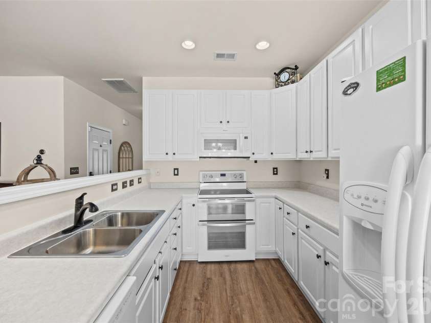 11613 Coddington Ridge Drive, Charlotte, NC 28214.  MLS# CAR4412194, YatesRealty ID 44594. 