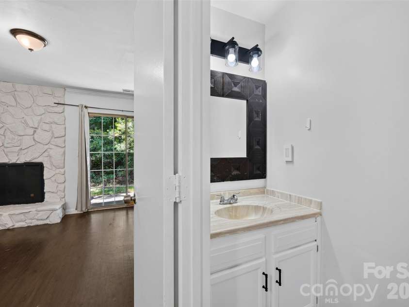6216 Windsor Gate Lane, Charlotte, NC 28215.  MLS# CAR4412829, YatesRealty ID 44596. 