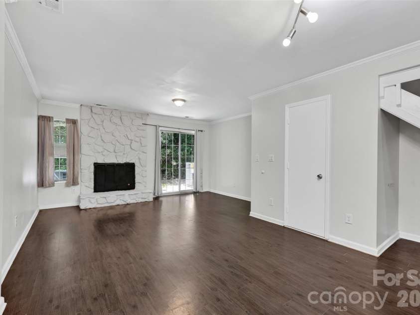 6216 Windsor Gate Lane, Charlotte, NC 28215.  MLS# CAR4412829, YatesRealty ID 44596. 