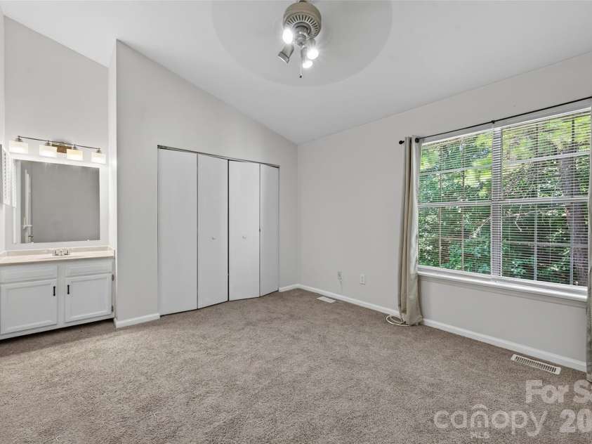 6216 Windsor Gate Lane, Charlotte, NC 28215.  MLS# CAR4412829, YatesRealty ID 44596. 